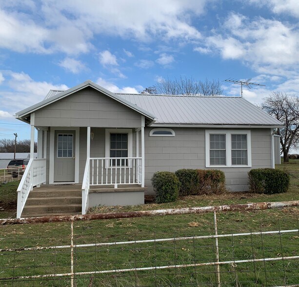 Cozy Farmhouse with front porch - 2686 FM 1198
