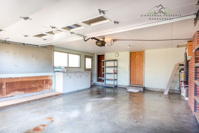Building Photo - Amazing Cal Young Neighborhood! Beautiful ...