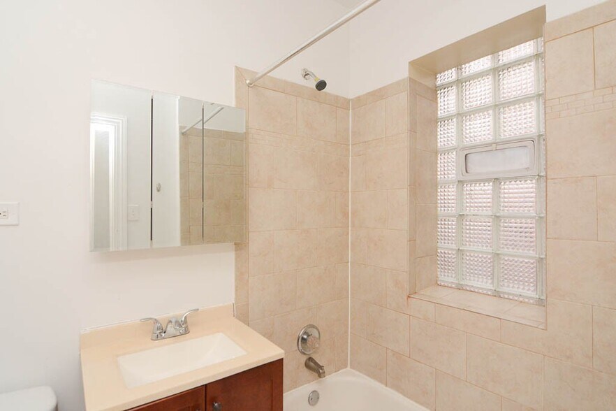 Building Photo - 729 W Barry Ave