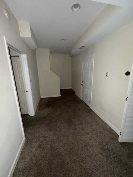 Building Photo - 4605 N Kimball Ave