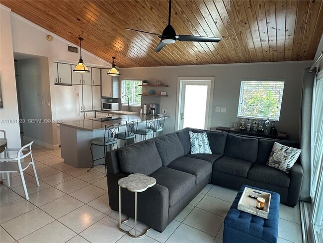 Building Photo - 112 Captains Ct