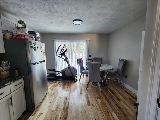 Building Photo - 198 Sunbury St