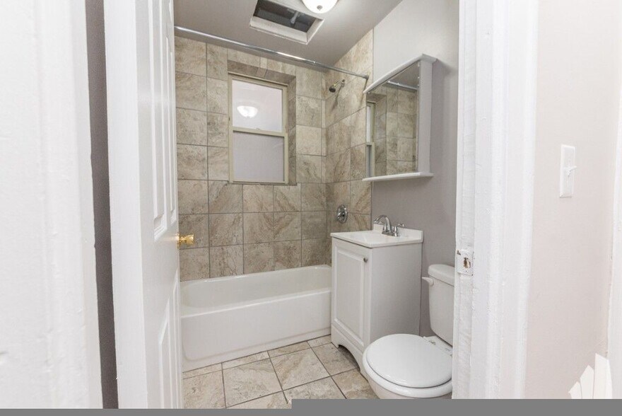 Building Photo - 4255 W Addison St