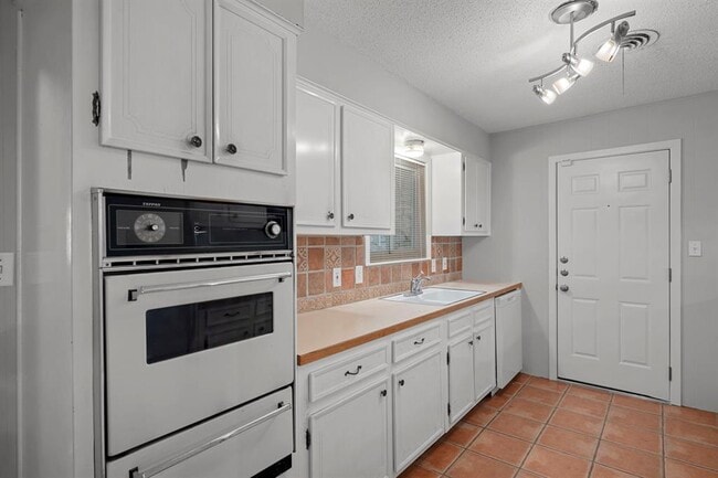 Building Photo - 3100 Whiteway Dr
