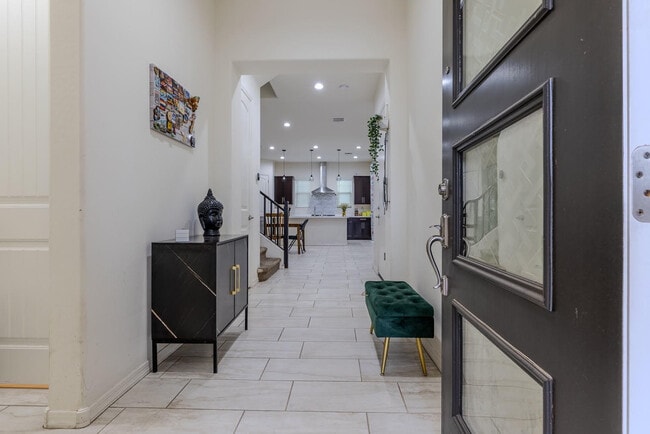 Building Photo - 1064 S Sunset Dr