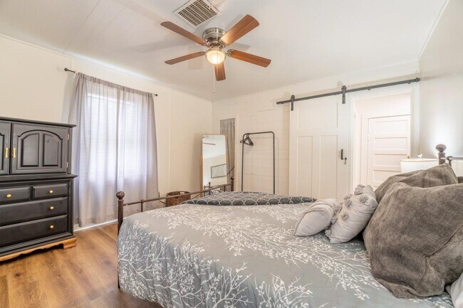 Building Photo - 614 E Brushy Valley Dr