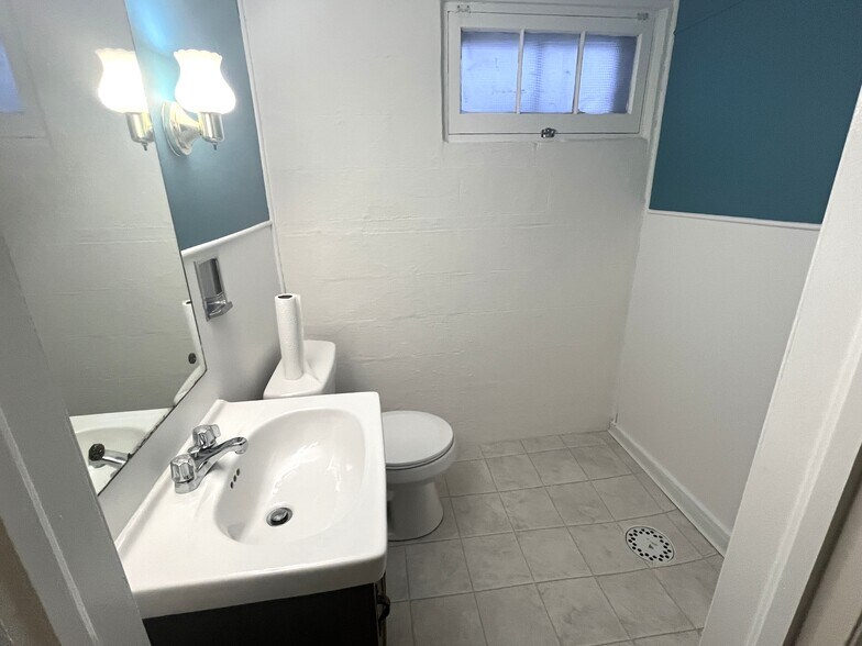 Building Photo - 935 Marshall Dr