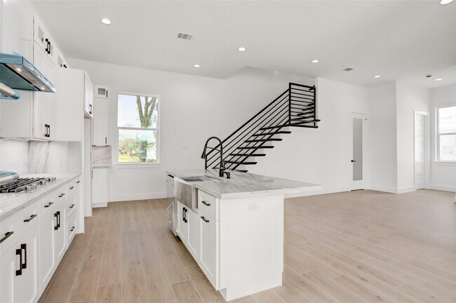 Building Photo - 6816 Hartland St