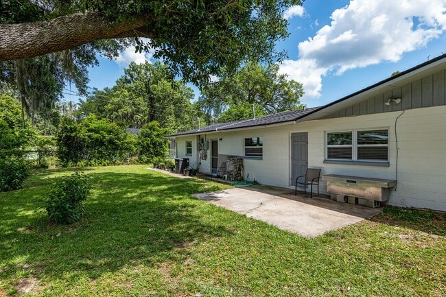 Building Photo - Beautiful 4/3 home With Attached Mother In...