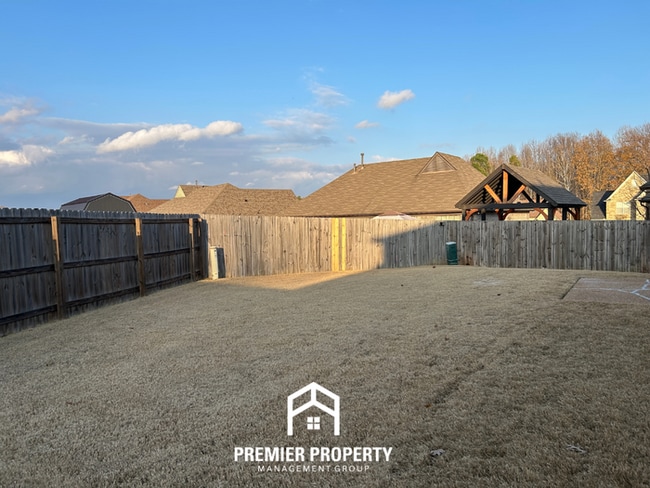 Building Photo - Spacious 4 Bedroom Home for Rent in Memphis | Vaulted Ceilings, Bay Windows & Fenced Yard