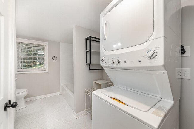 Building Photo - 6037 Ingleside Dr