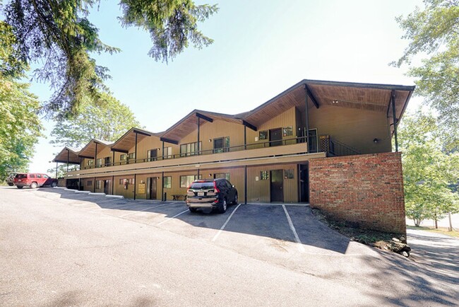 Building Photo - City living with views and walkable access...