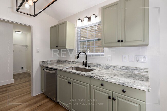 Building Photo - Beautifully Remodeled 4 Bed / 2 Bath Home near Airport Blvd