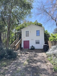 Building Photo - 817 N Forest Dr