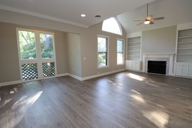 Building Photo - Luxury 3BR/2BA Renovated Condo