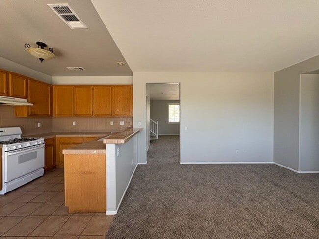Building Photo - 4 Bedroom with NEW Carpet & Paint