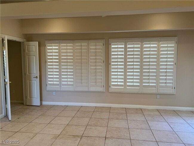 Building Photo - 10041 Woodhouse Dr