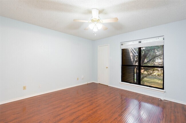 Building Photo - 5840 Spring Valley Rd