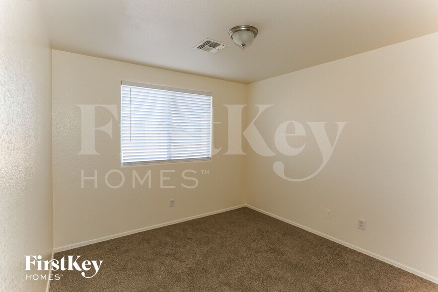 Building Photo - 718 S 124th Ave