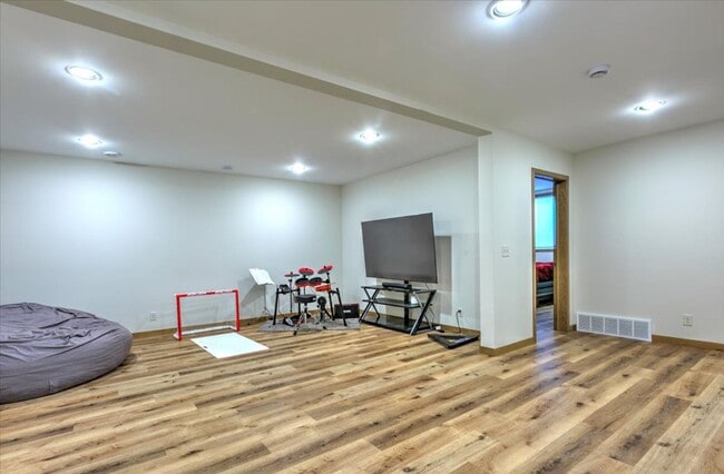 Building Photo - Single Family Home - 4+ Bedroom | 2 Bath