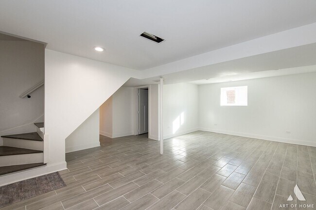 Building Photo - 4912 S Lamon Ave