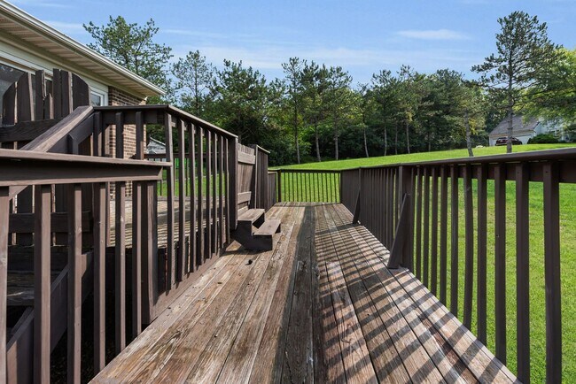 Building Photo - 2700 Queenswood Dr
