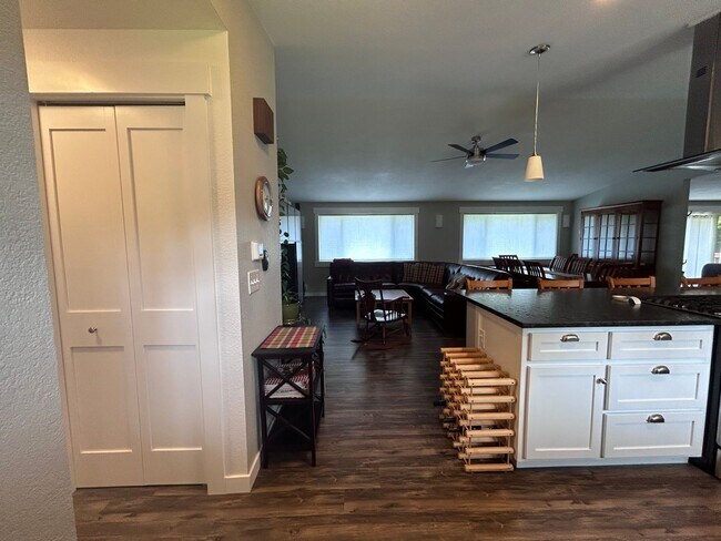 Building Photo - 3 Bedroom 2 Bath home in south Bellingham with a 2-car garage
