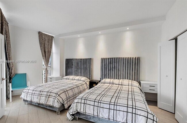 Building Photo - 100 Bayview Dr