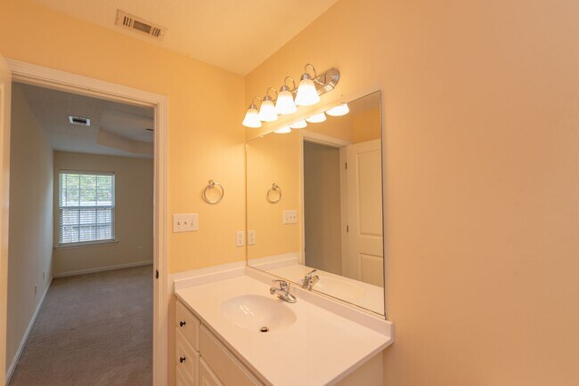 Building Photo - $1,200 - 2 Bed/2 Bath house in Harlem, with all appliances!