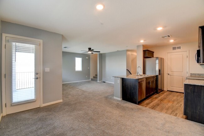 Building Photo - Great Townhouse in a gated community