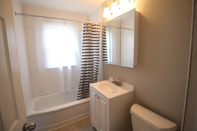 Building Photo - 2901 W Farragut Ave