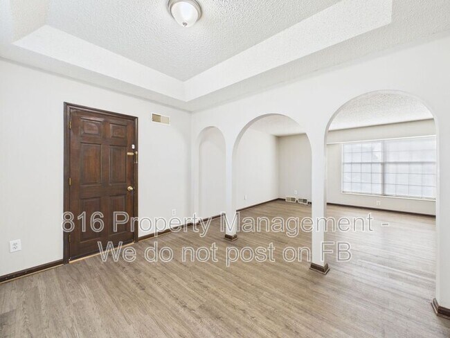 Building Photo - 3929 S Carriage Ln