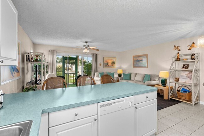 Building Photo - First Floor Seasonal Rental Available December 1, 2025-June 30, 2026-Golf Colony 40S