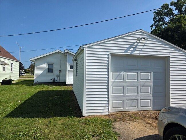 Building Photo - Updated 2-Bedroom, 1-Bathroom Home with Garage – $1,200/Month
