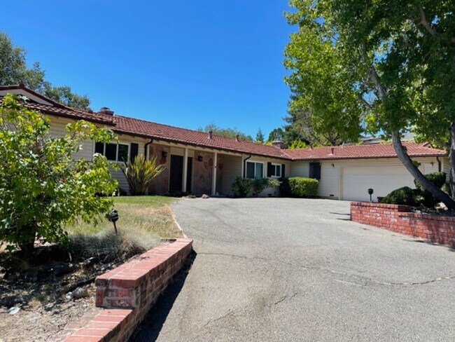 Building Photo - Wonderful single level home in Orinda-available for move-in now!