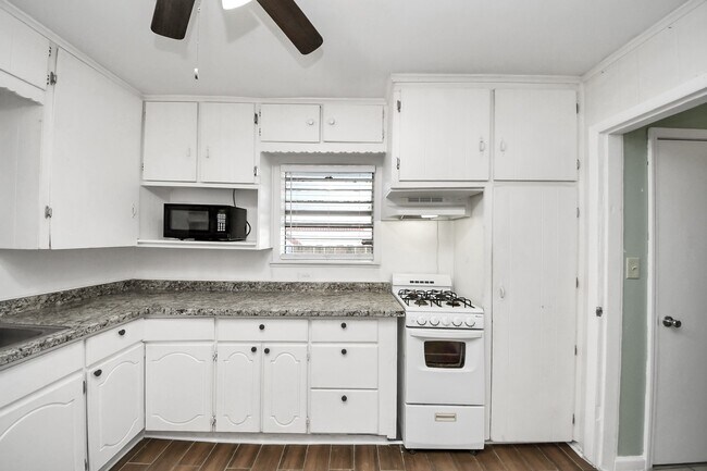 Building Photo - 1213 28th St