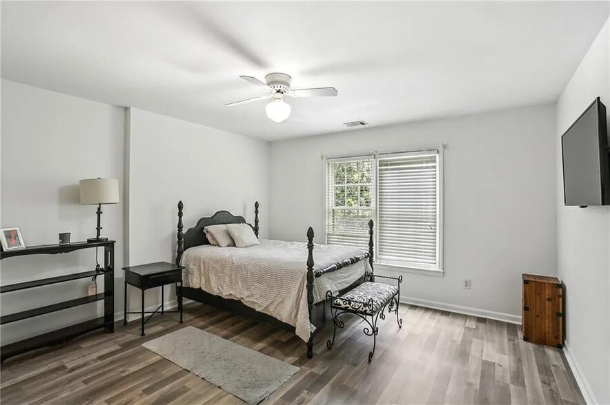 Building Photo - Room in House on Wynfair Dr