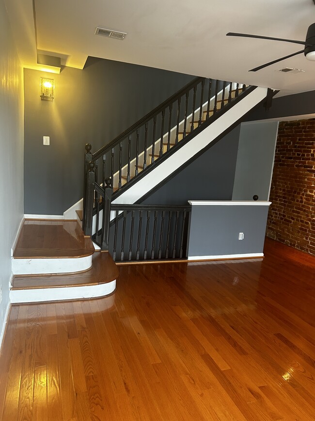 Building Photo - 814 5th St NE