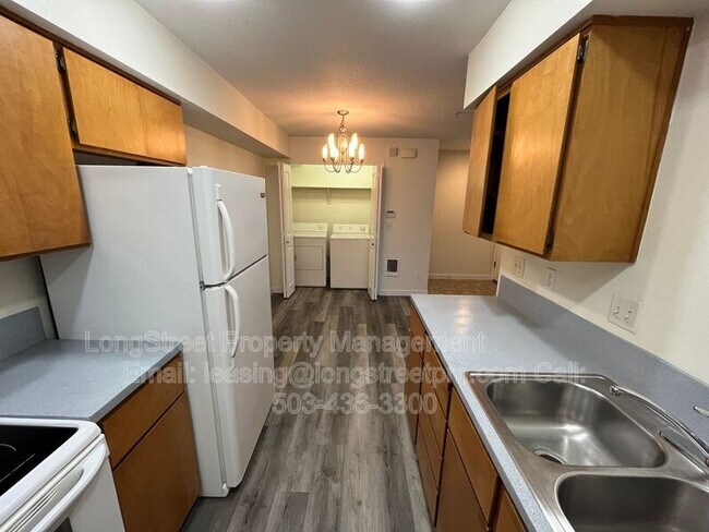 Building Photo - Rhine St Apts  RH-7865