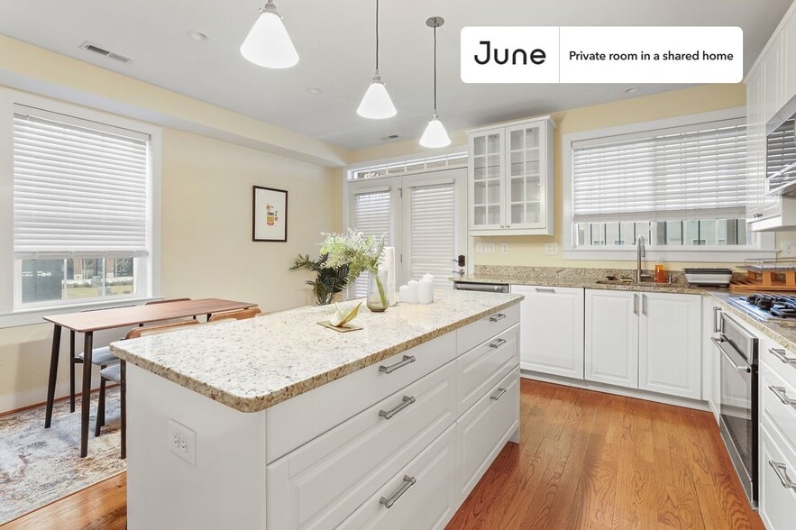 Building Photo - Room in Shared 3 bed/3 bath home