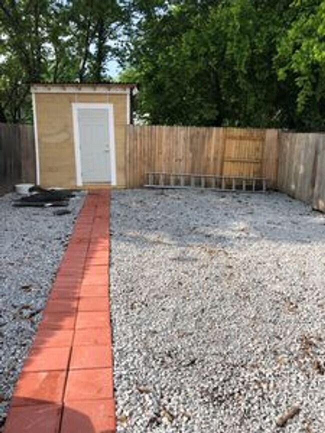 Building Photo - 3 bedroom 2 bath house