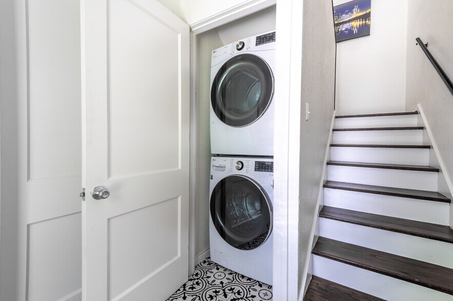 Shared washer/dryer - 3509 Asbury St