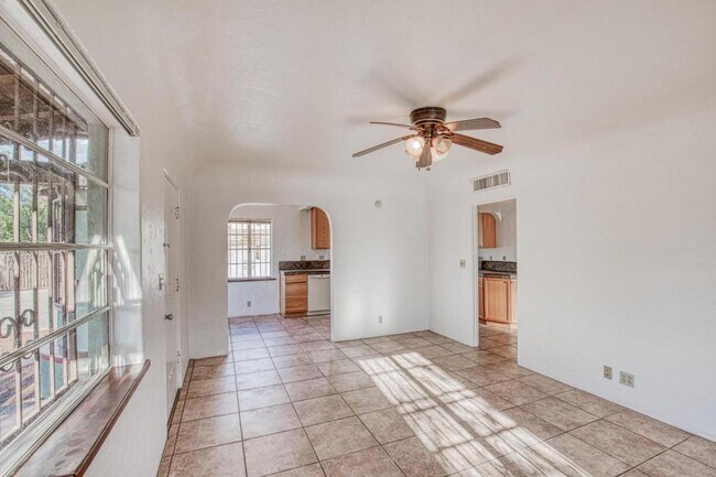 Building Photo - 1304 E Linden St