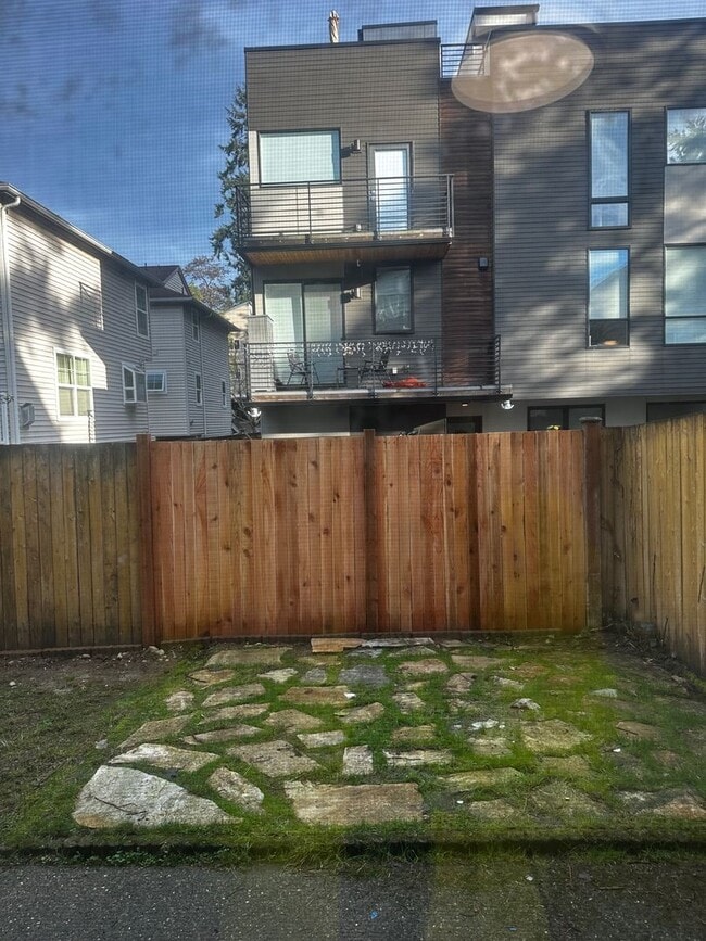 Building Photo - Updated 3 beds/ 2 bath townhome for rent!