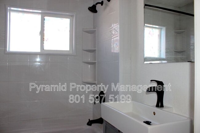 Building Photo - 489 E Center St