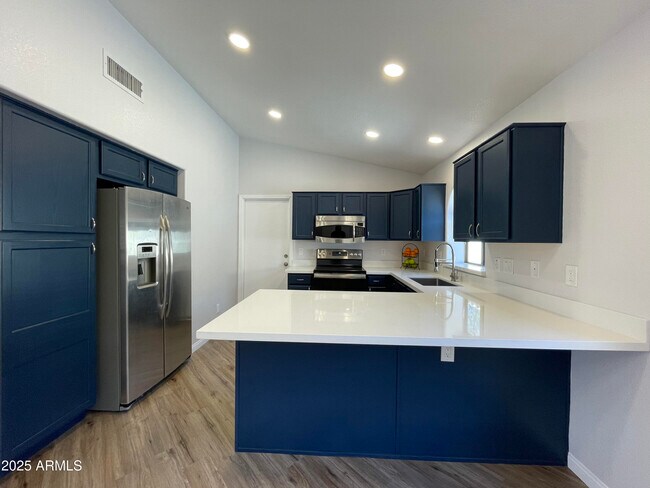 Building Photo - 841 E Lovegrass Dr