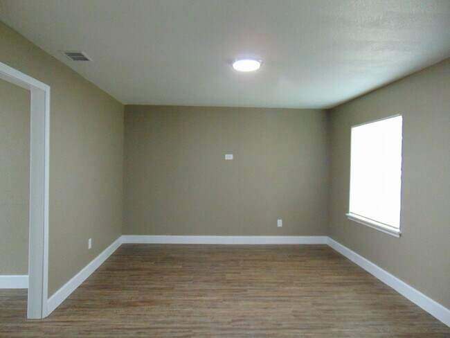 Building Photo - PRE-LEASE NOW! AVAILABLE 6/13/25-2605 33rd...