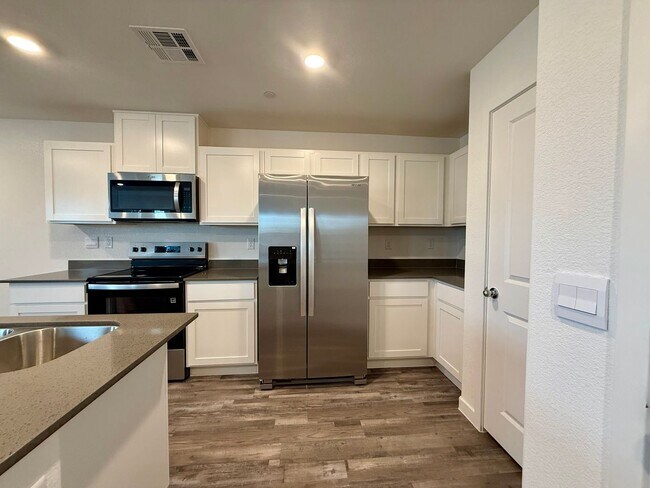 Building Photo - BRAND NEW 3 BED 2.5 BATH 2 CAR GARAGE TOWNHOUSE W/ LOFT IN CADENCE COMMUNITY