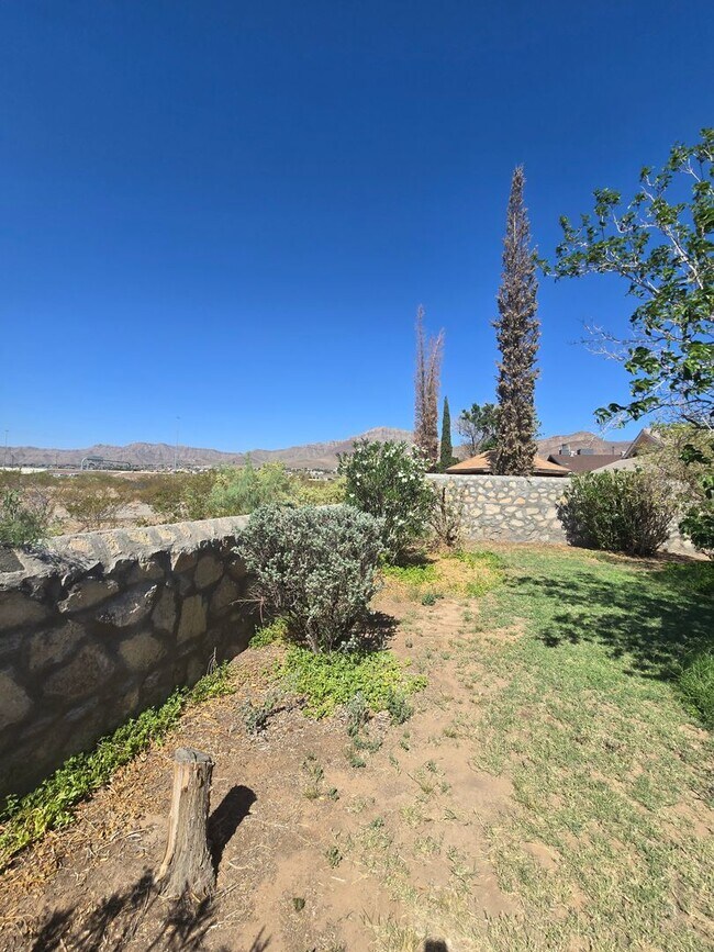 Building Photo - Northeast Home With Beautiful Mountain Views