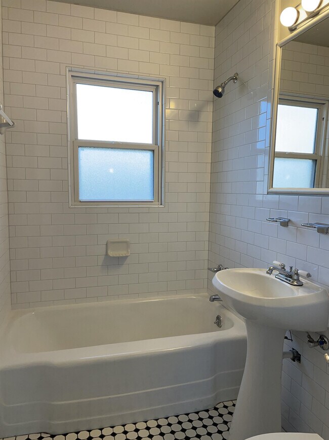 Building Photo - 616 Sherwood Dr